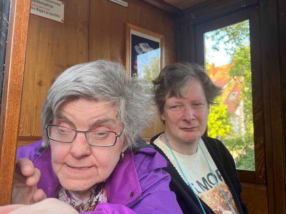 Zwei Frauen sitzen in der Kutsche.