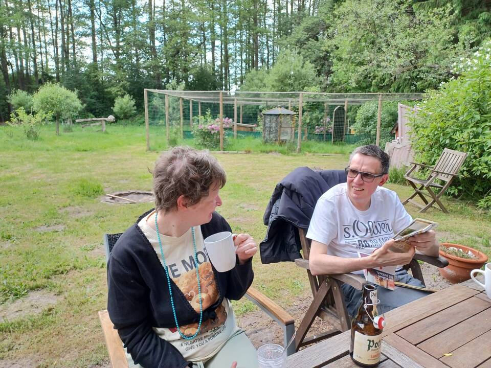 Ein Mann und eine Frau sitzen am Tisch.