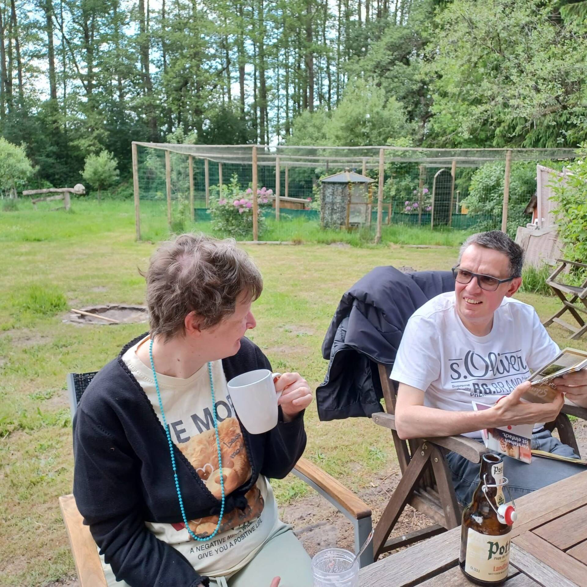 Ein Mann und eine Frau sitzen am Tisch.