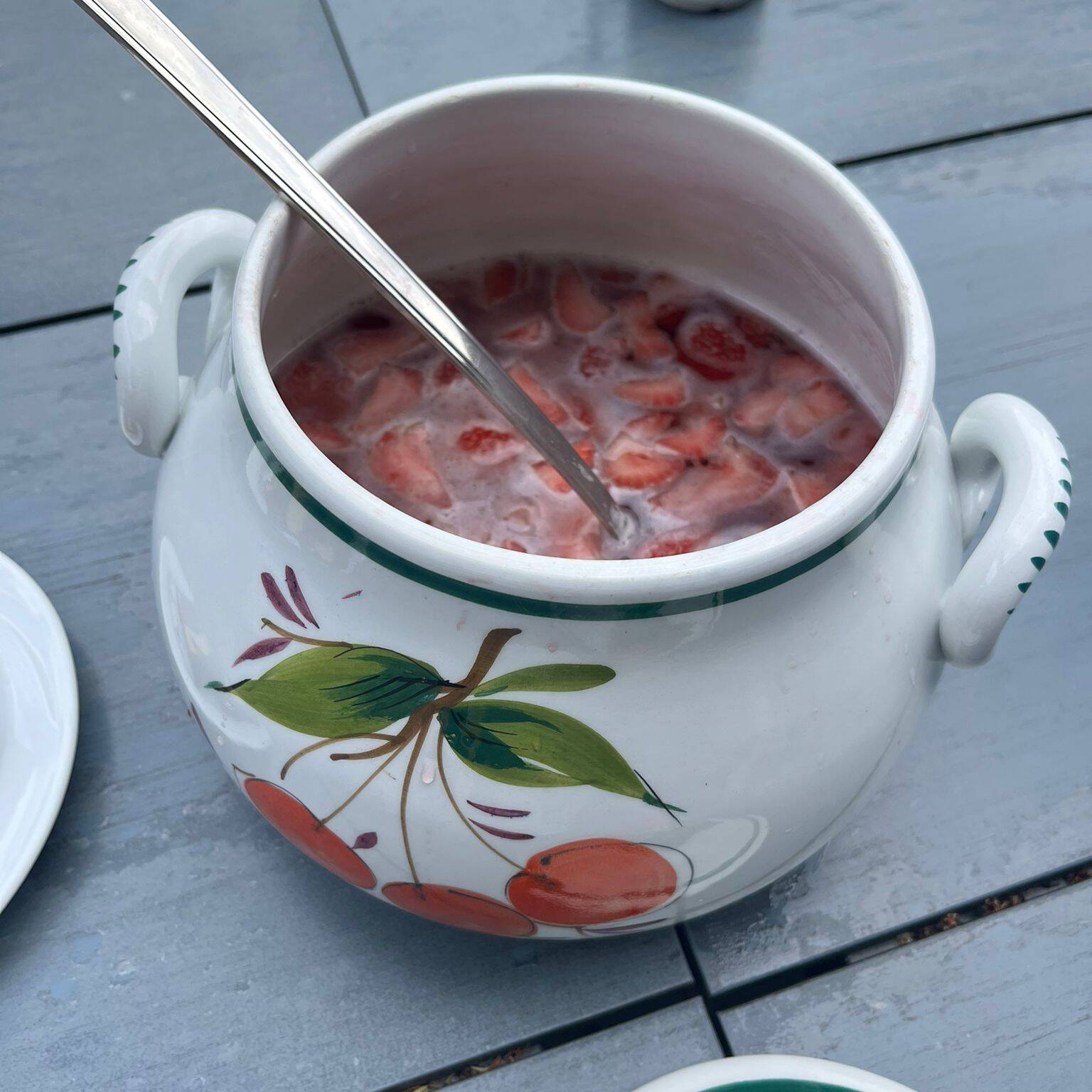 Eine Suppenschüssel mit Suppe und Suppenlöffel.