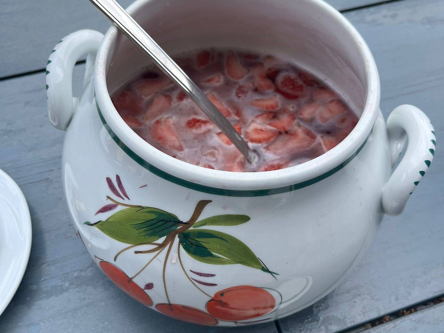 Eine Suppenschüssel mit Suppe und Suppenlöffel.