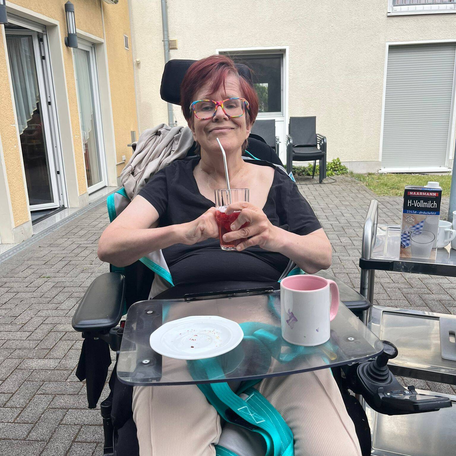 Eine Frau im Rollstuhl lacht.