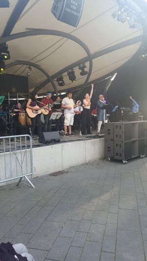 Musiker auf einer Bühne.