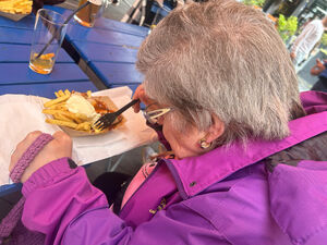Eine Frau isst Pommes.
