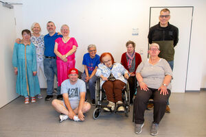 Ein Gruppenfoto in einem Raum.