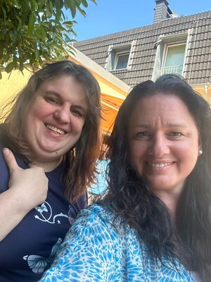Zwei Frauen lachen 