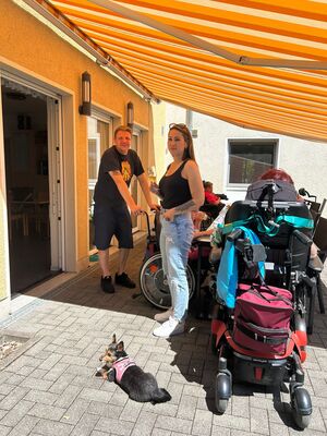 Zwei Personen unter einer Sonnenmarkiese.