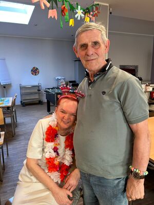 Regina lehnt sich an einen Mann.