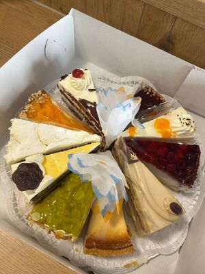 Mehrere, unterschiedliche Stücke Kuchen.