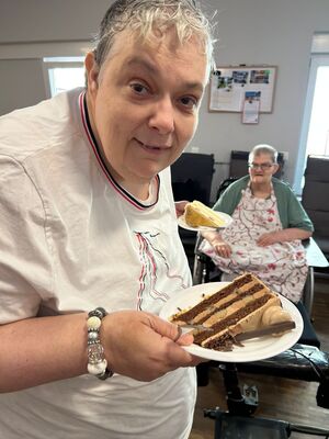 Eine Frau mit einem STück Kuchen auf dem Teller.