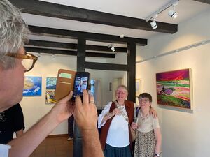 Zwei Frauen werden fotografiert.