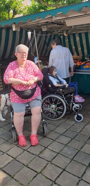 Drei Personen am Marktstand.