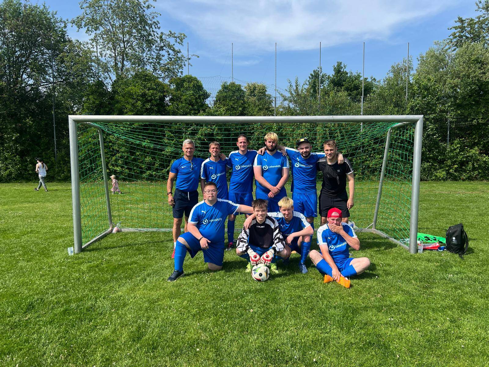 Gruppenfoto der Mannschaft im Tor