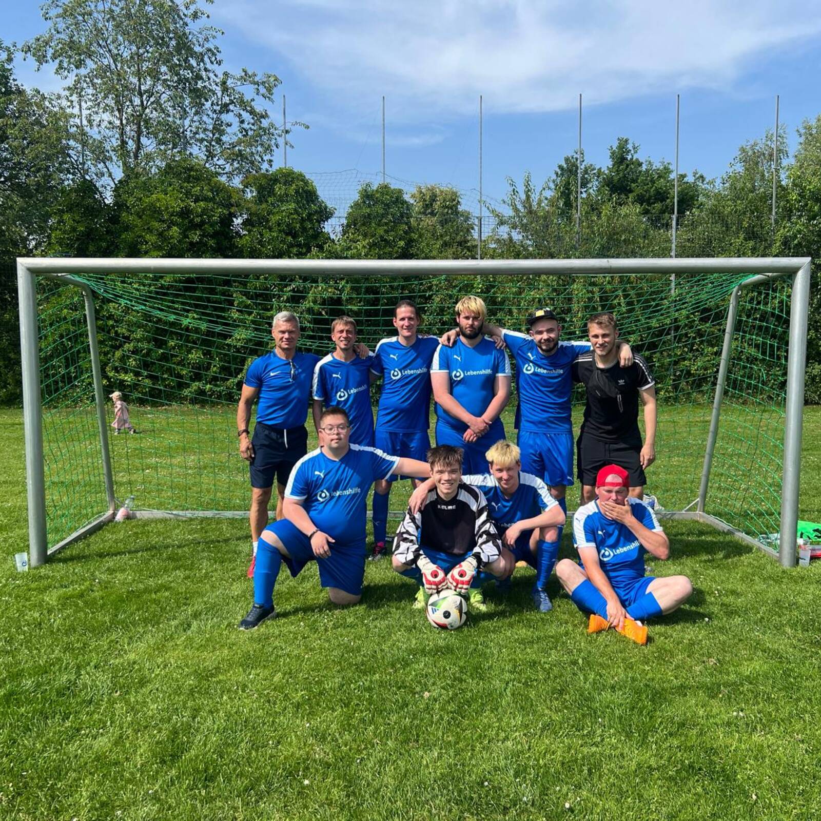 Gruppenfoto der Mannschaft im Tor