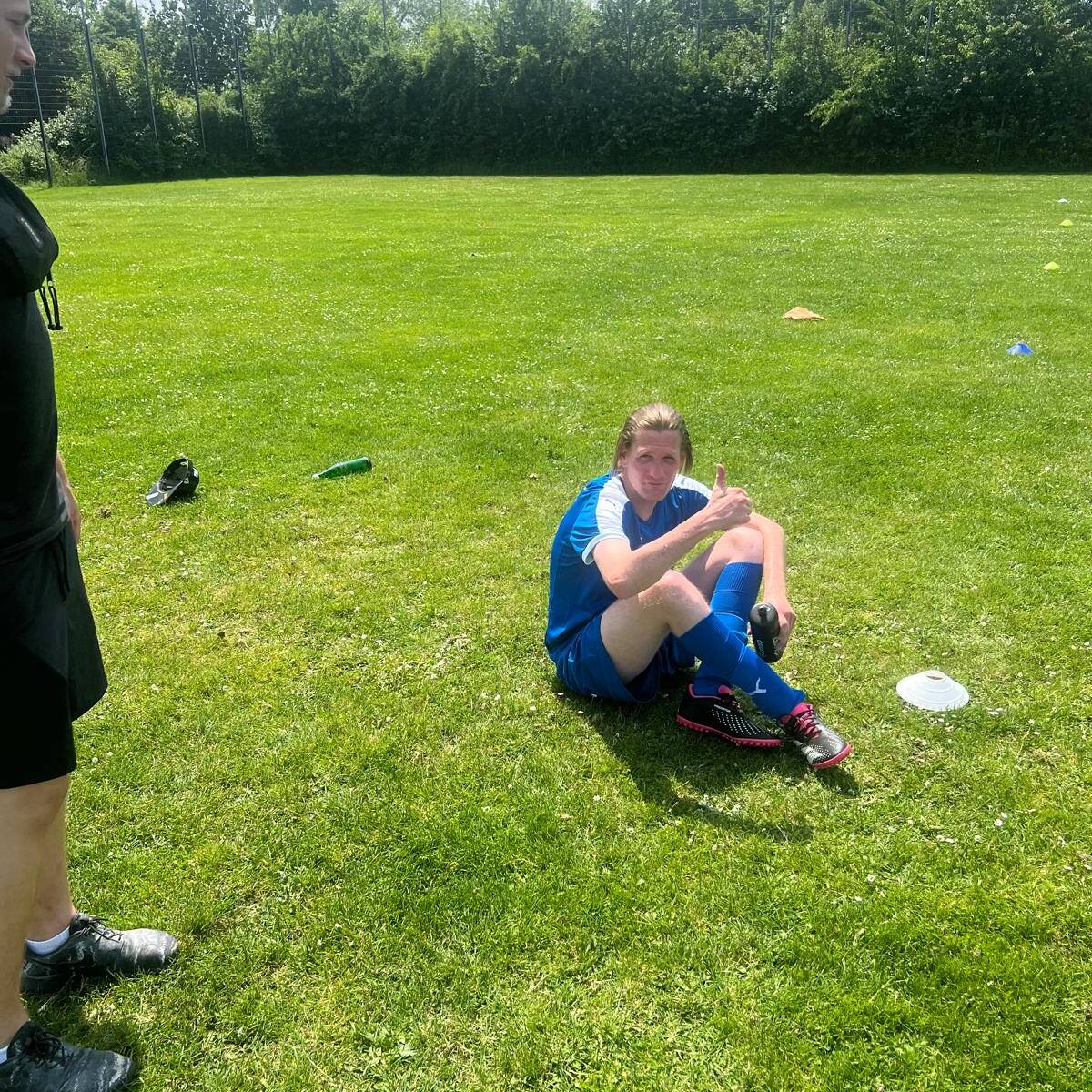 Ein Spieler ssitzt auf dem Feld.