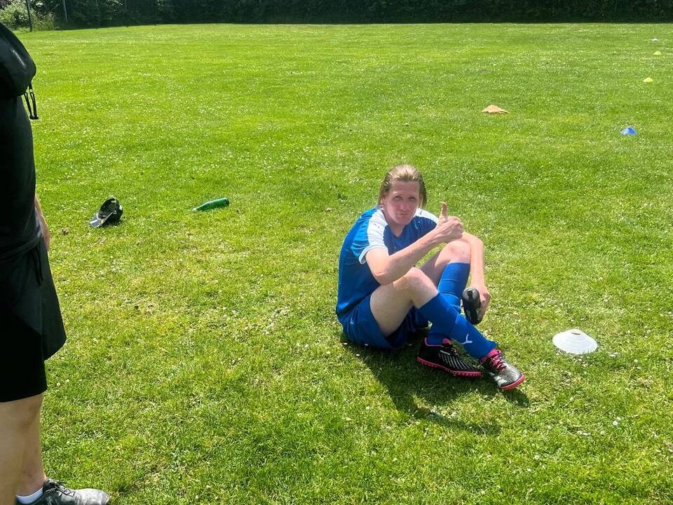 Ein Spieler ssitzt auf dem Feld.