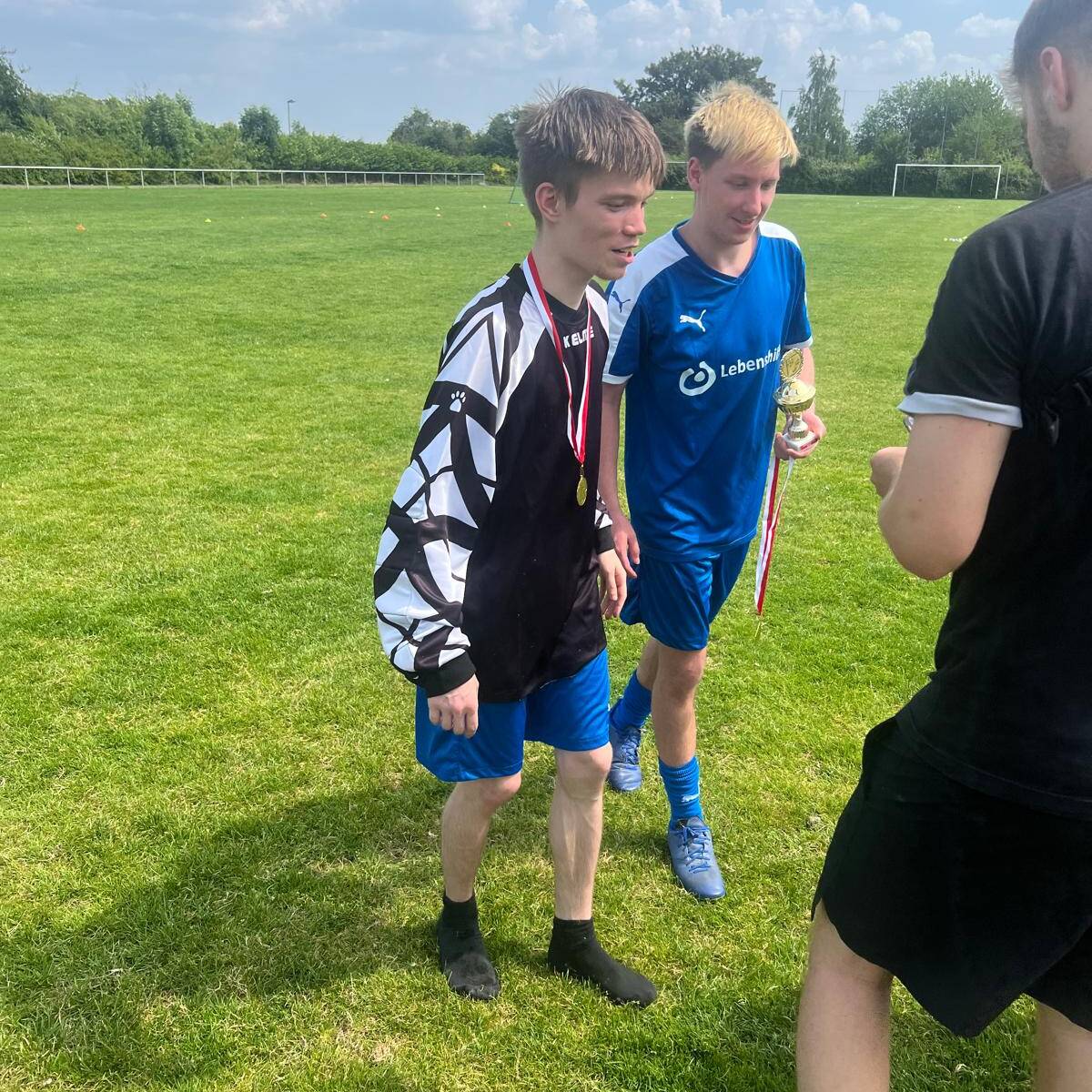 Zwei Spieler gehen zum Schiedrichter.