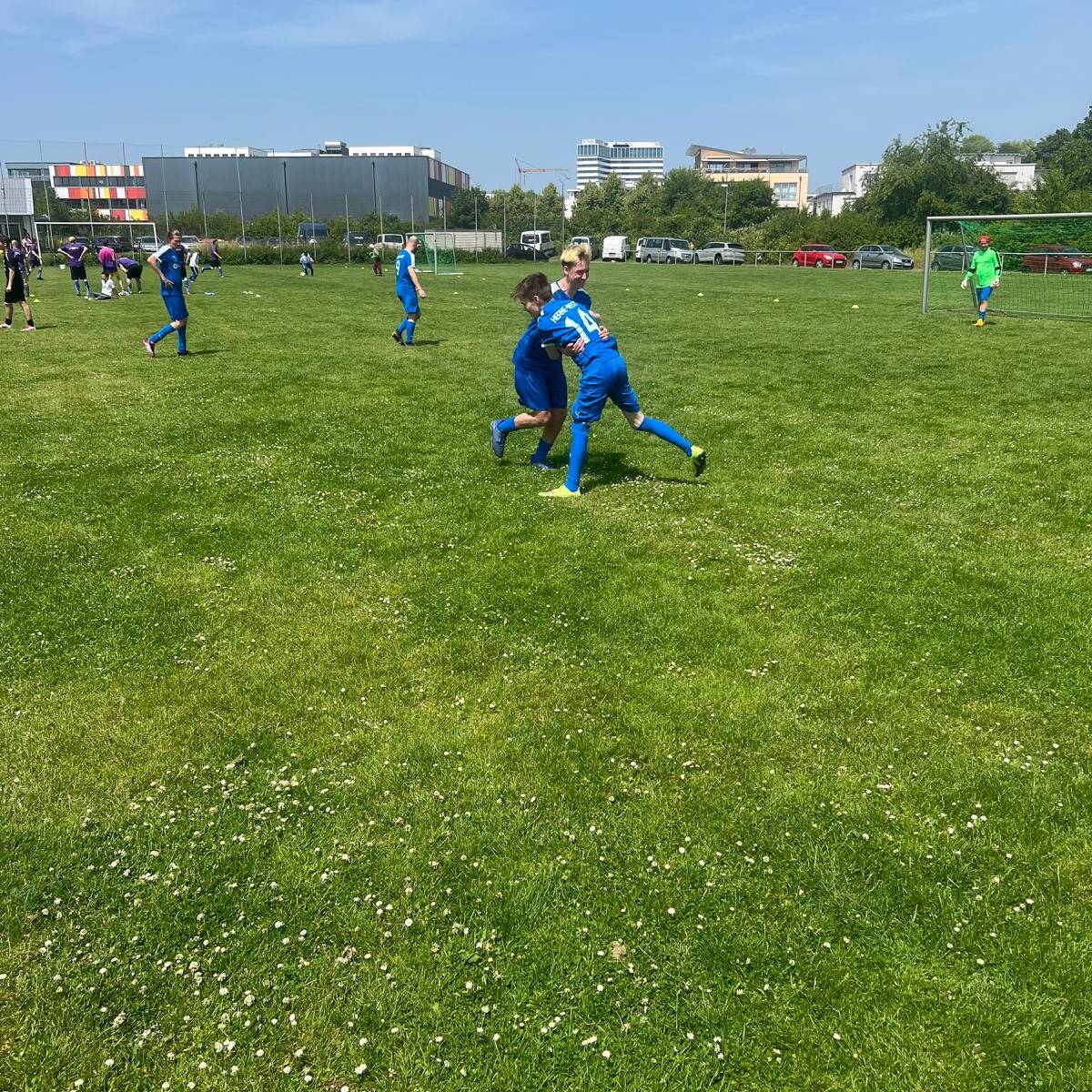 Zwei Spielerlaufen in ssich.