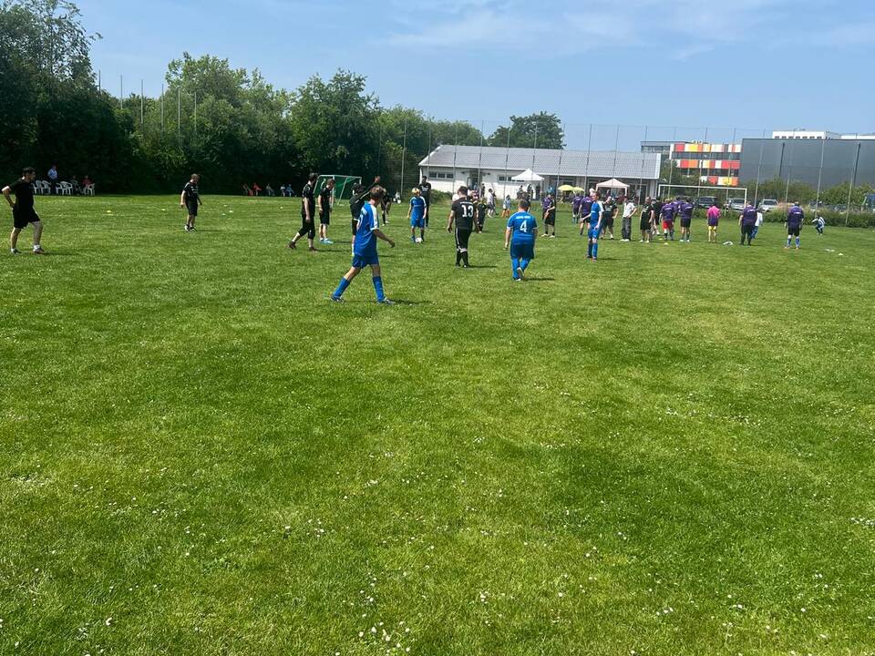 Viele Spieler auf dem Spielfeld.