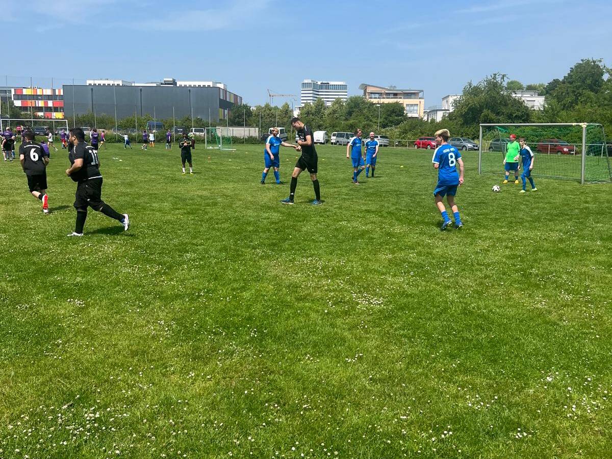 Beide Mannschaften am Fussballspielen.