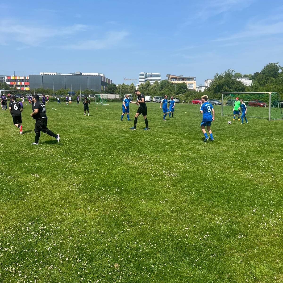 Beide Mannschaften am Fussballspielen.
