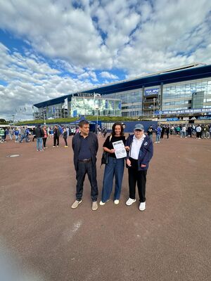 Die Gäste vor dem Stadion.