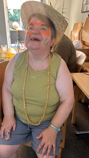 Eine Frau mit Hut ist geschminkt.