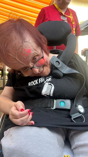 Eine Frau im Rollstuhl ist geschminkt.