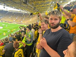 Fans auf der Tribüne.