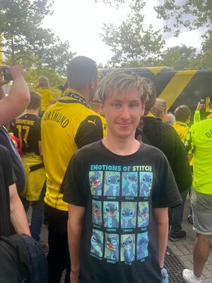 Ein junger Mann zwischen Fans.