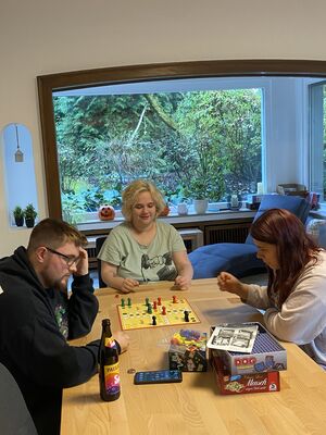 Bewohner spielen gemeinsam.