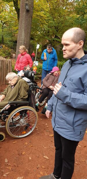 Gäste stehen an einem Gehege.