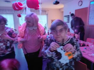 Mehrere Frauen in einem Raum.