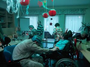 Viele Bewohner in einem dekoriertem Raum.