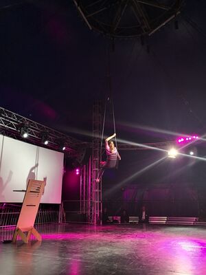 Die Bühne mit einem Rednerpult