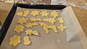 Ausgestochene, noch nicht gebackene Plätzchen auf einem Blech.