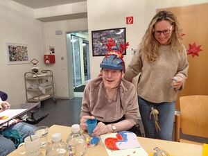 Eine Frau hilft einem Mann beim Basteln.