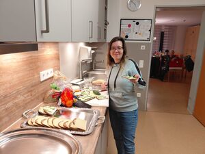 Eine Frau steht an einer Küchenzeile.