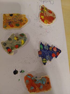 Gestaltete kleine Stiefel und Bäumen.