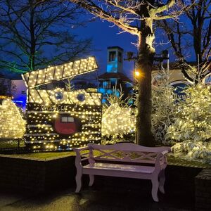 Eine Bank und viele Lichter.