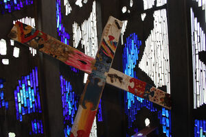 Ein bunt gestaltetes Kreuz.