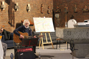 Ein Mann mit einer Gitarre