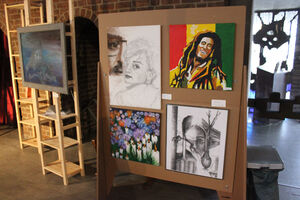 Vier Bilder an einer Schauwand.