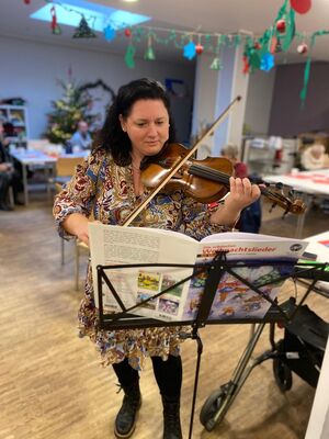 Eine FRau spielt Geige