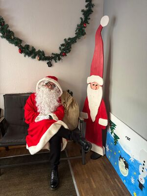 Der Nikolaus auf dem Sofa.
