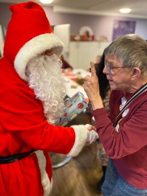 Der Nikolaus spricht mit einem Mann.