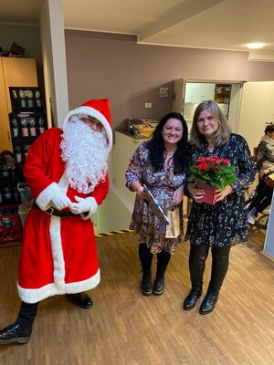 Der Nikolaus mit zwei Frauen.