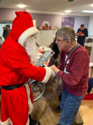 Der Nikolaus gibt einer Person die Hand.