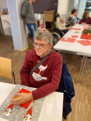 Eine Person sitzt am Tisch.