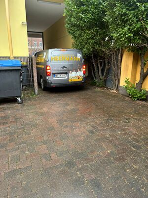 Ein Transporter in der Einfahrt.